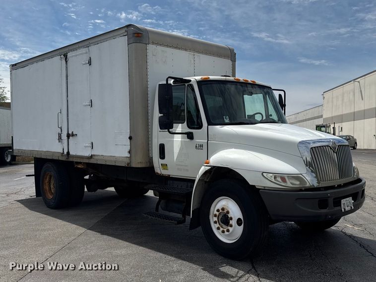 image for item EA2333 2005 International 4300 box truck
