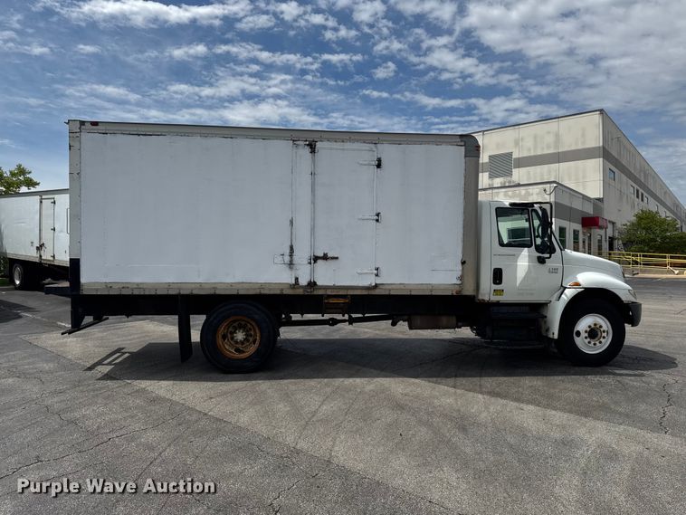 image for item EA2333 2005 International 4300 box truck