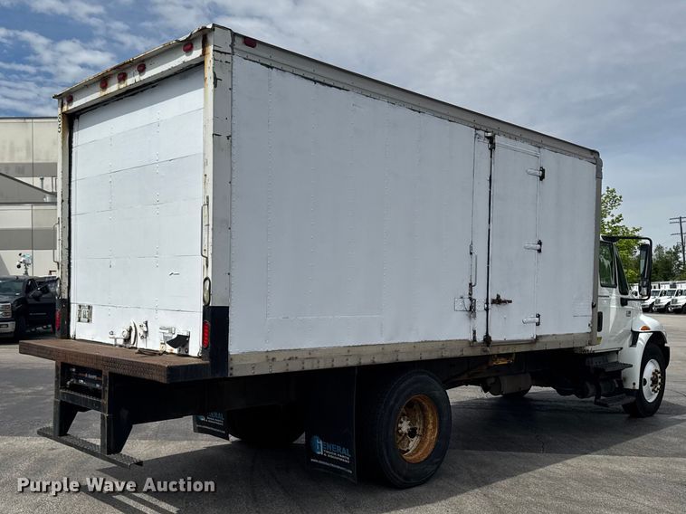 image for item EA2333 2005 International 4300 box truck