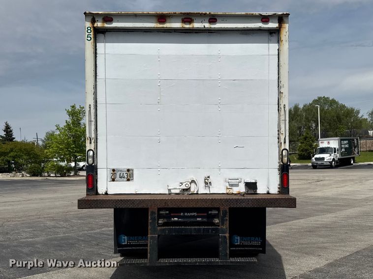 image for item EA2333 2005 International 4300 box truck