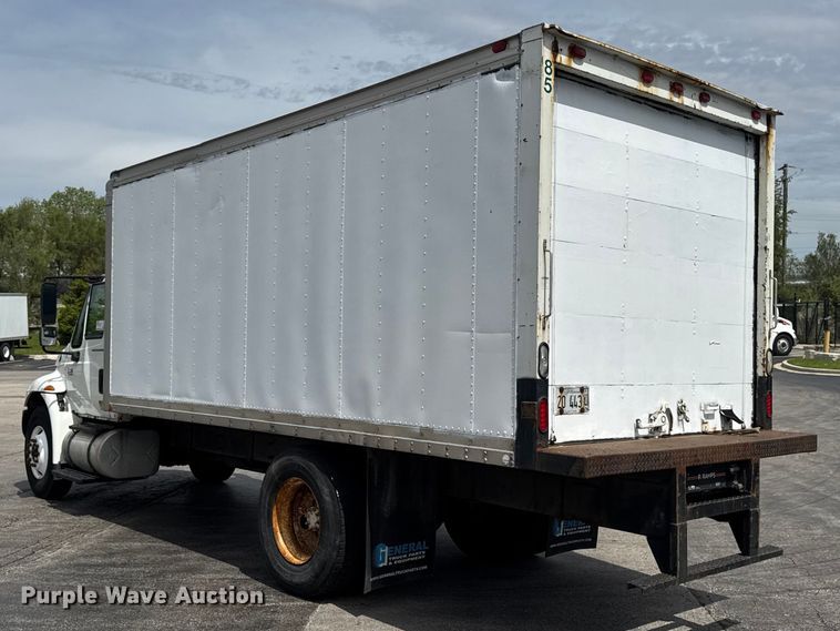 image for item EA2333 2005 International 4300 box truck