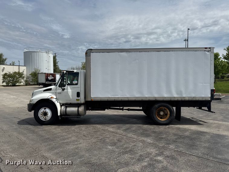 image for item EA2333 2005 International 4300 box truck