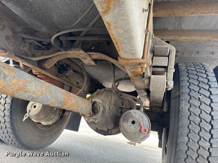 image for item EA2333 2005 International 4300 box truck