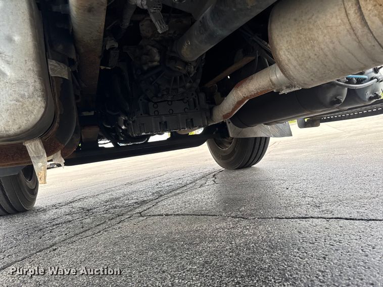 image for item EA2333 2005 International 4300 box truck