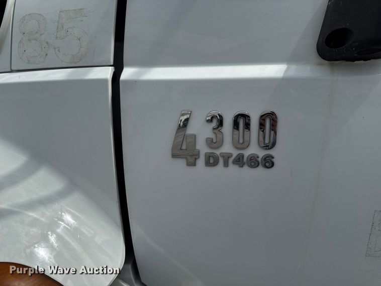 image for item EA2333 2005 International 4300 box truck