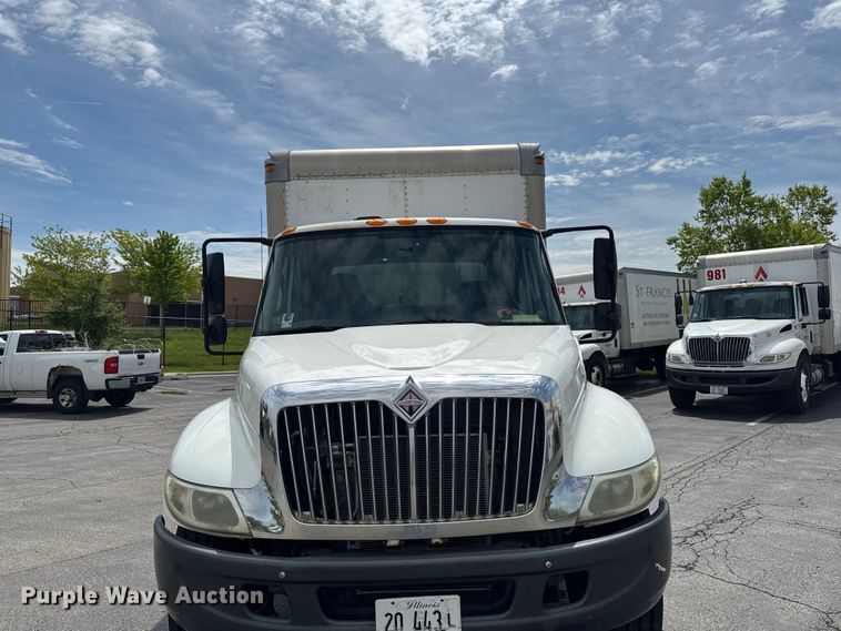 image for item EA2333 2005 International 4300 box truck