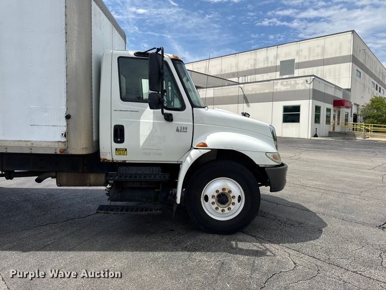 image for item EA2333 2005 International 4300 box truck
