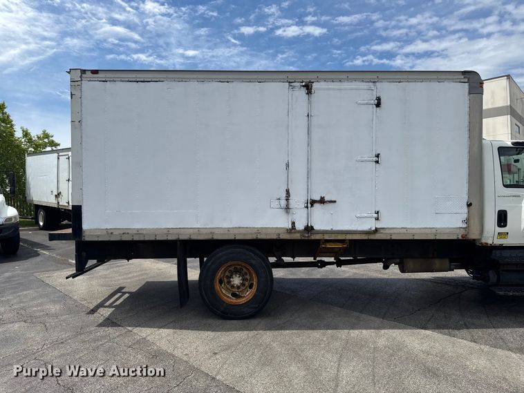 image for item EA2333 2005 International 4300 box truck