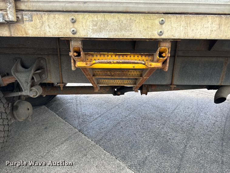 image for item EA2333 2005 International 4300 box truck