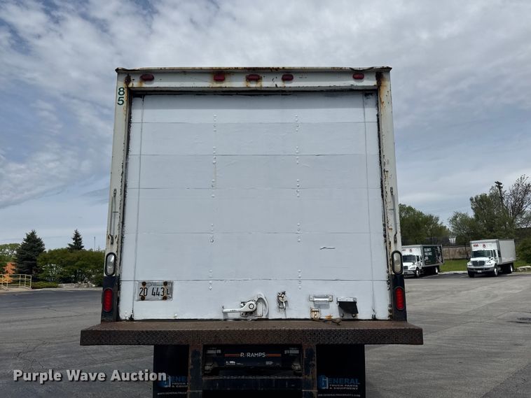 image for item EA2333 2005 International 4300 box truck