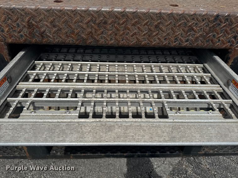 image for item EA2333 2005 International 4300 box truck