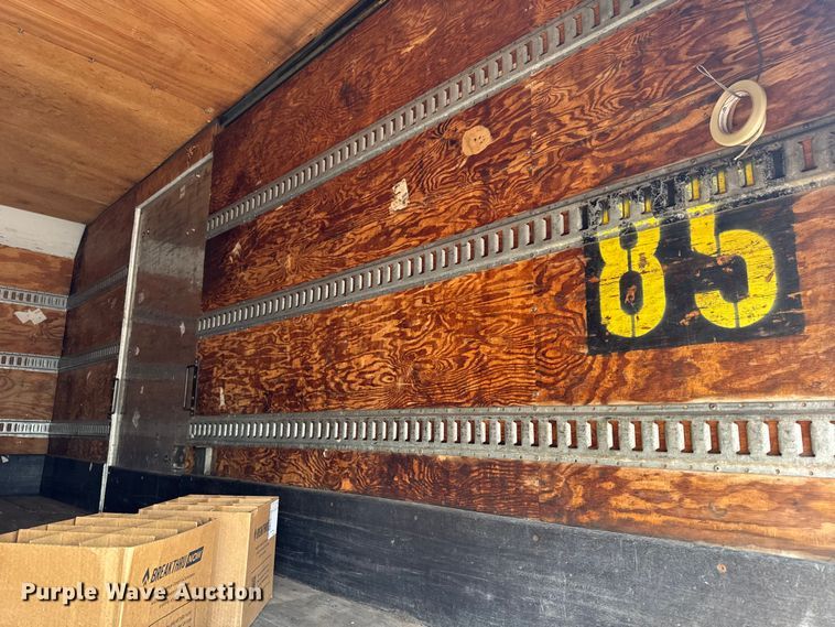 image for item EA2333 2005 International 4300 box truck