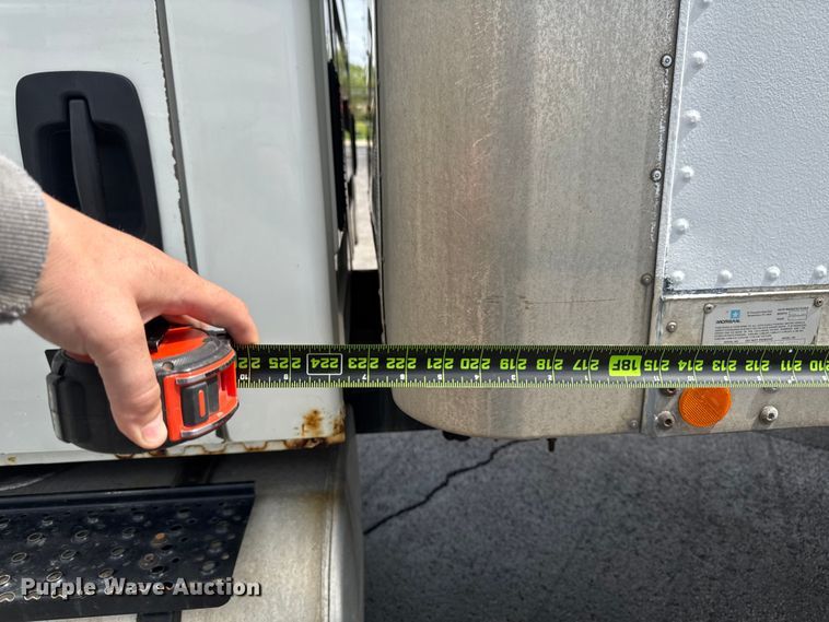 image for item EA2333 2005 International 4300 box truck