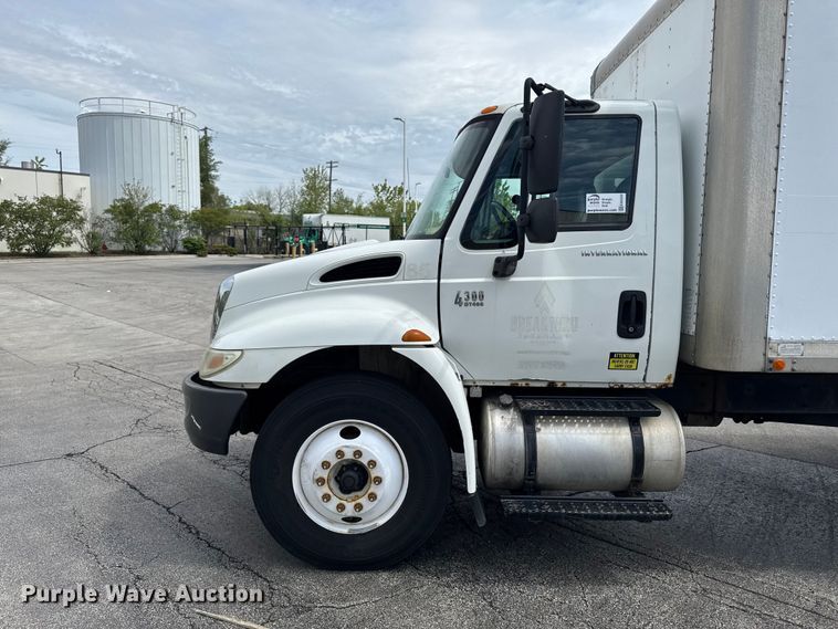 image for item EA2333 2005 International 4300 box truck