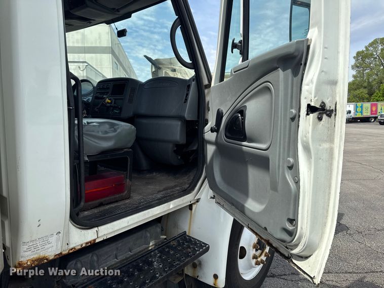 image for item EA2333 2005 International 4300 box truck