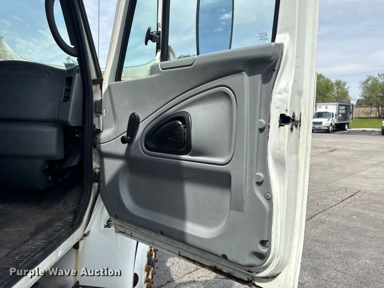 image for item EA2333 2005 International 4300 box truck