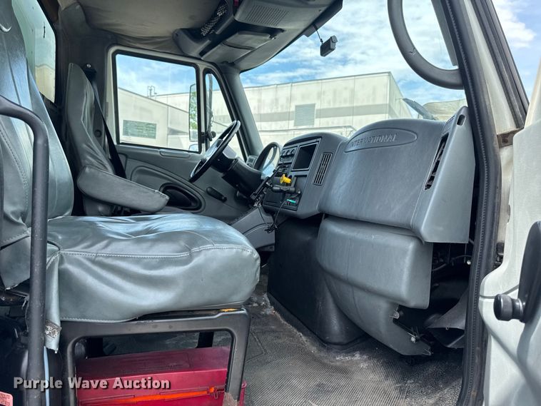 image for item EA2333 2005 International 4300 box truck