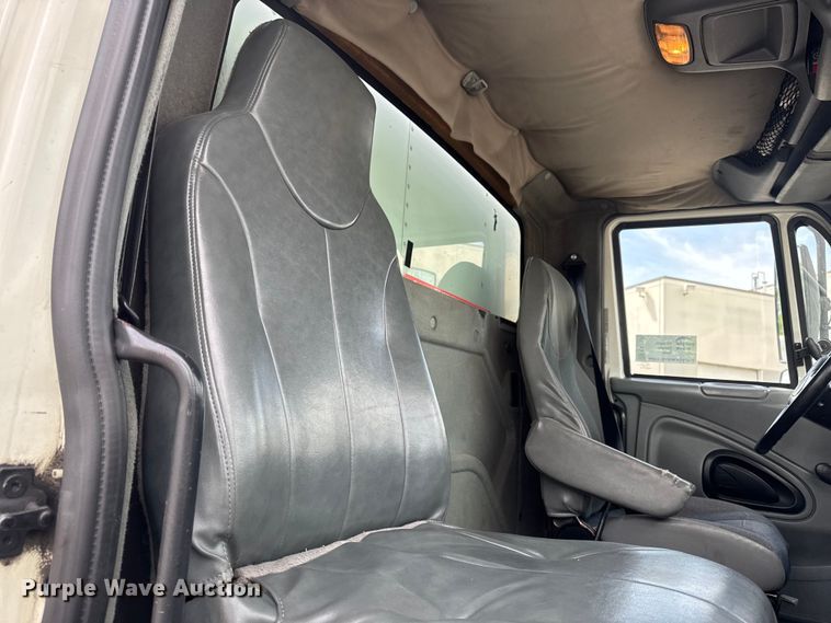 image for item EA2333 2005 International 4300 box truck