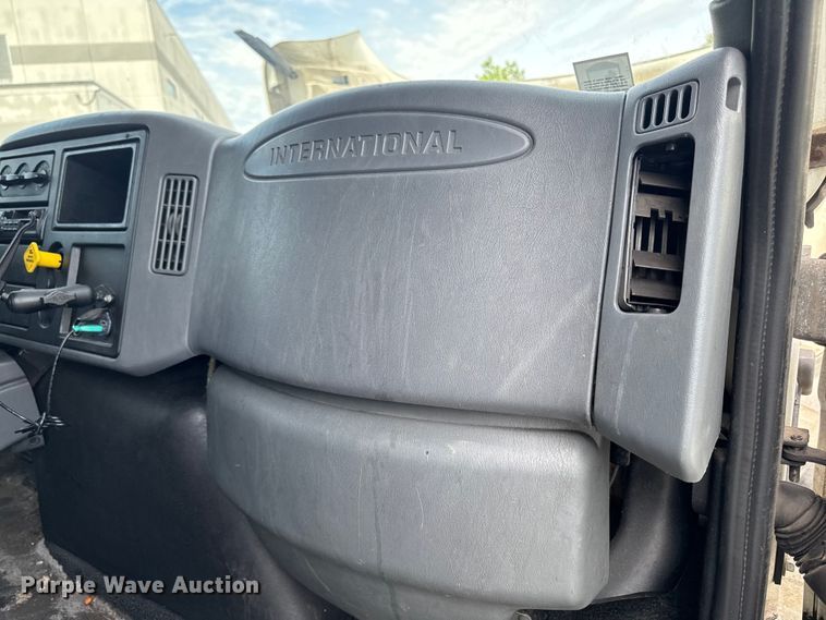image for item EA2333 2005 International 4300 box truck
