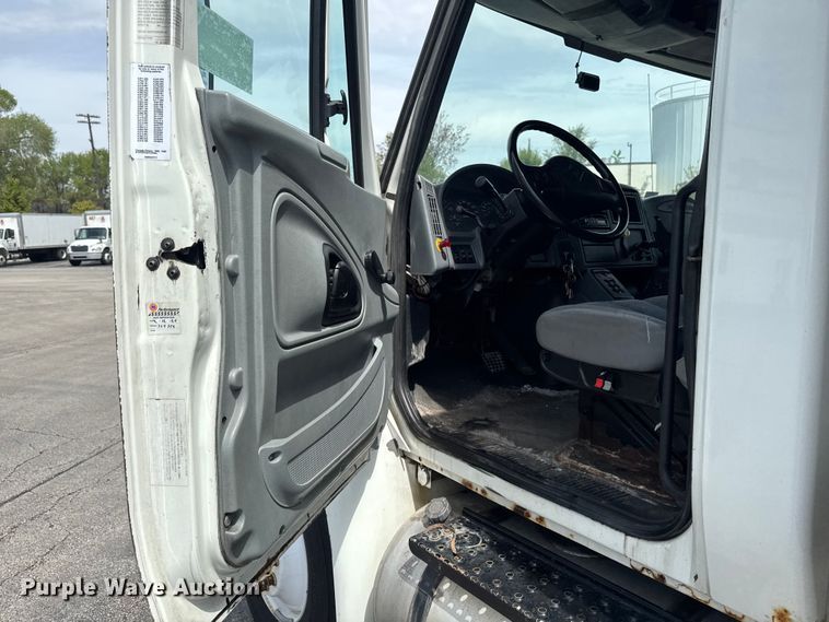 image for item EA2333 2005 International 4300 box truck