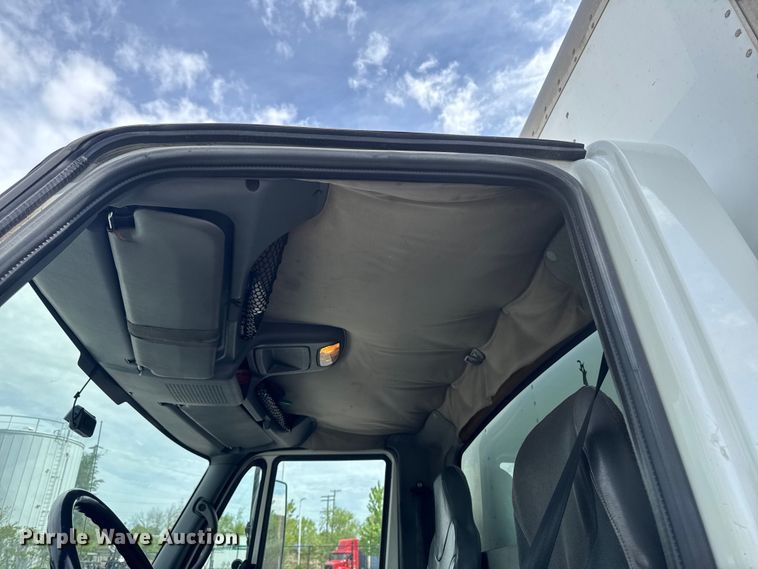 image for item EA2333 2005 International 4300 box truck