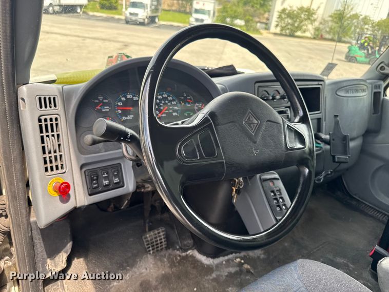 image for item EA2333 2005 International 4300 box truck