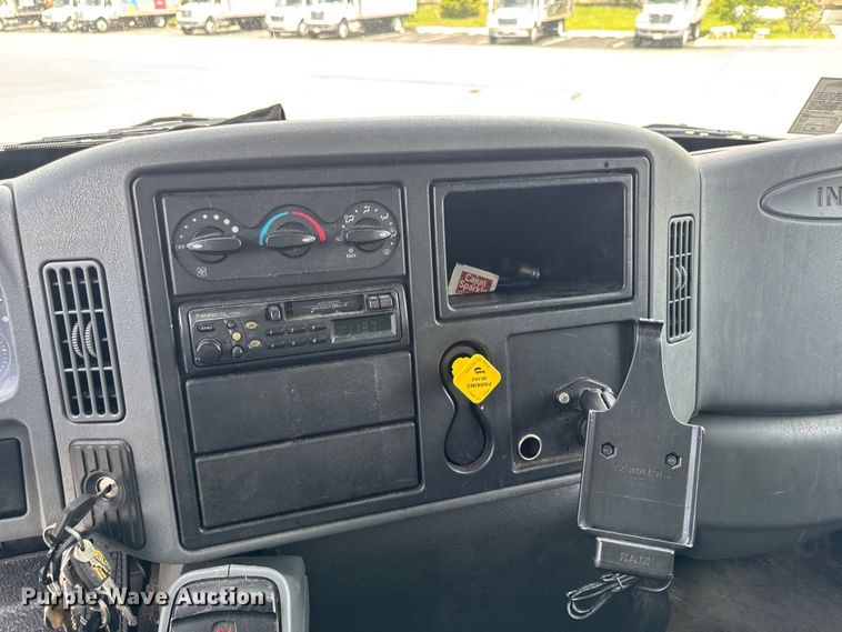 image for item EA2333 2005 International 4300 box truck