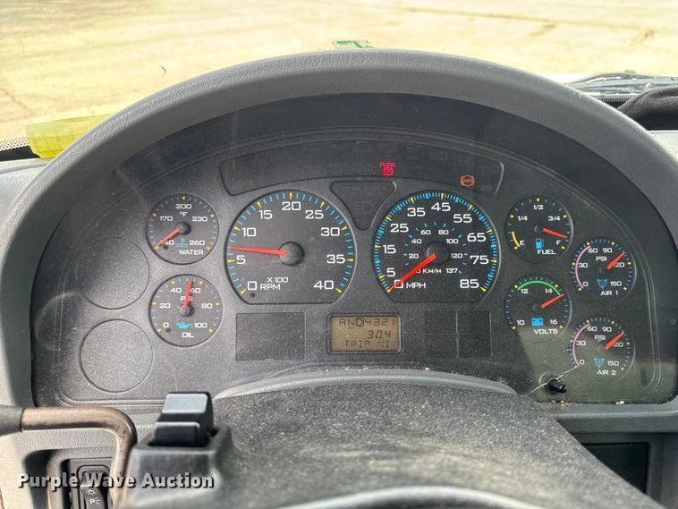 image for item EA2333 2005 International 4300 box truck