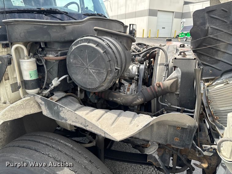 image for item EA2333 2005 International 4300 box truck
