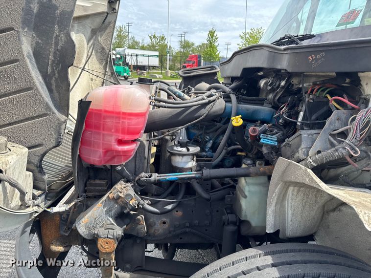image for item EA2333 2005 International 4300 box truck