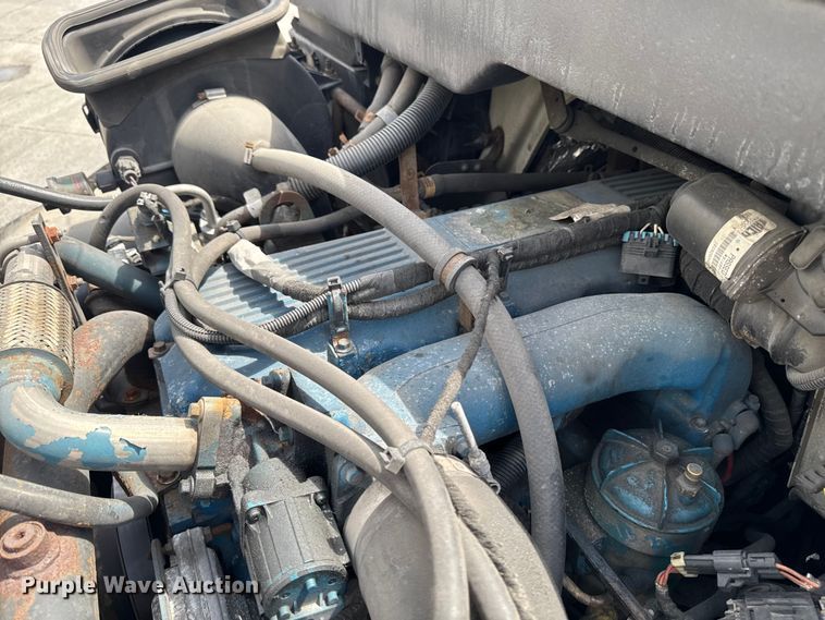 image for item EA2333 2005 International 4300 box truck