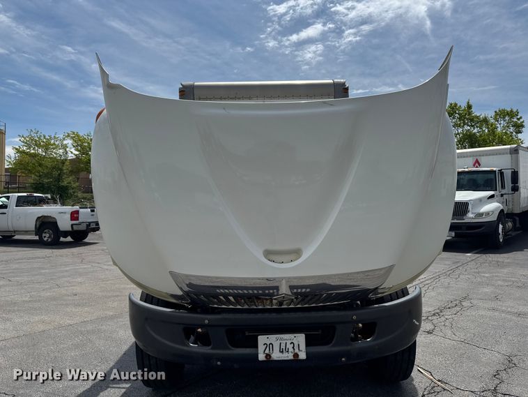 image for item EA2333 2005 International 4300 box truck
