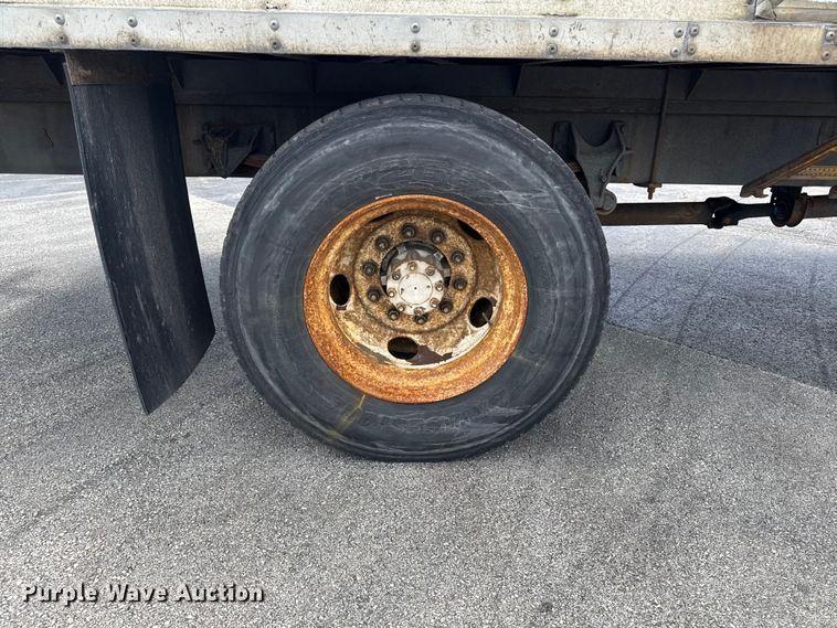 image for item EA2333 2005 International 4300 box truck