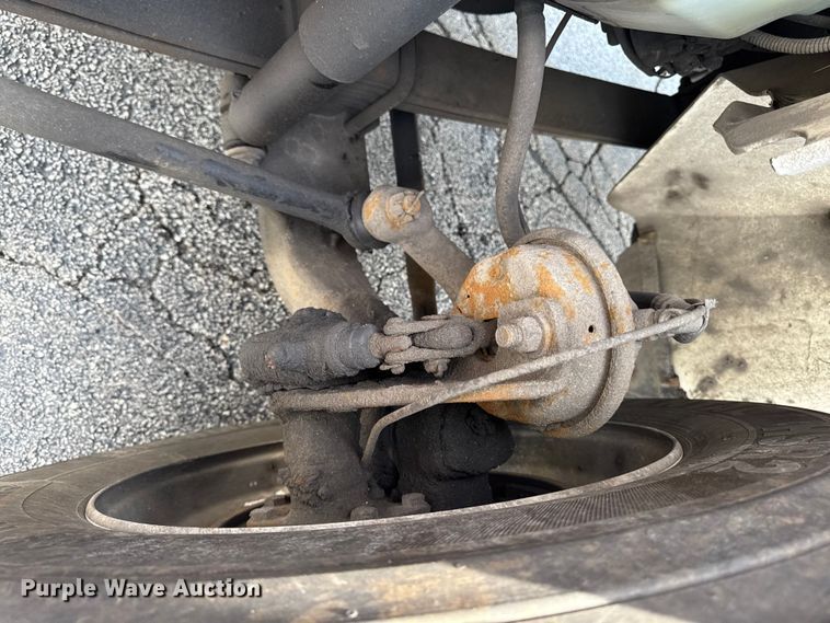 image for item EA2333 2005 International 4300 box truck
