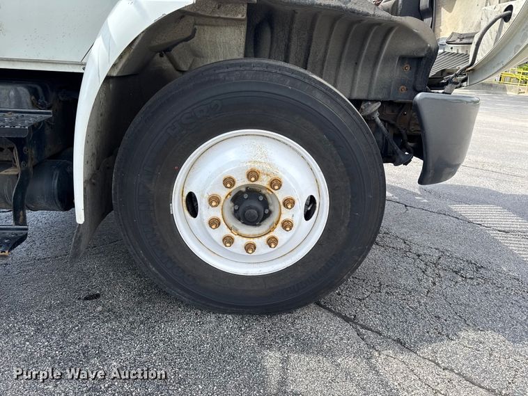 image for item EA2333 2005 International 4300 box truck