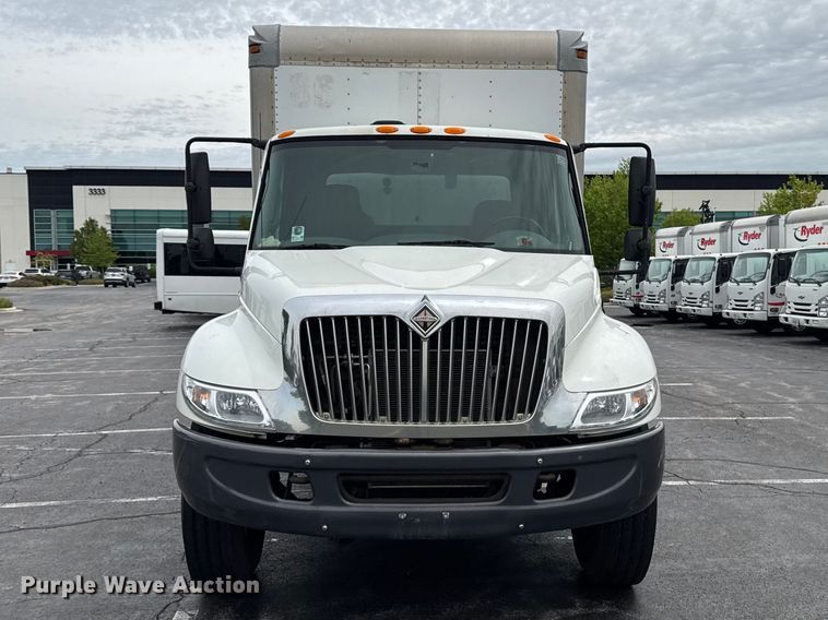 image for item EA2335 2005 International 4300 box truck
