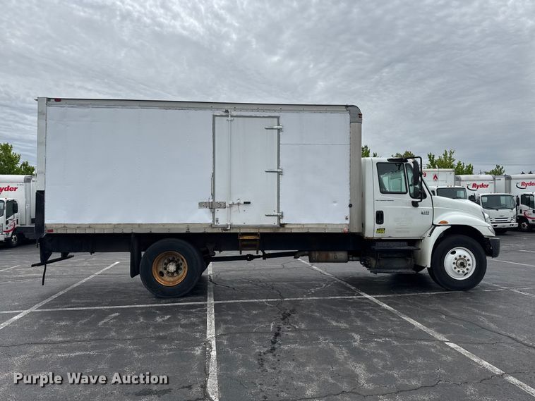 image for item EA2335 2005 International 4300 box truck