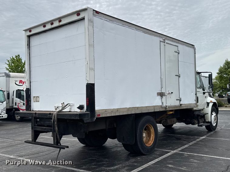 image for item EA2335 2005 International 4300 box truck