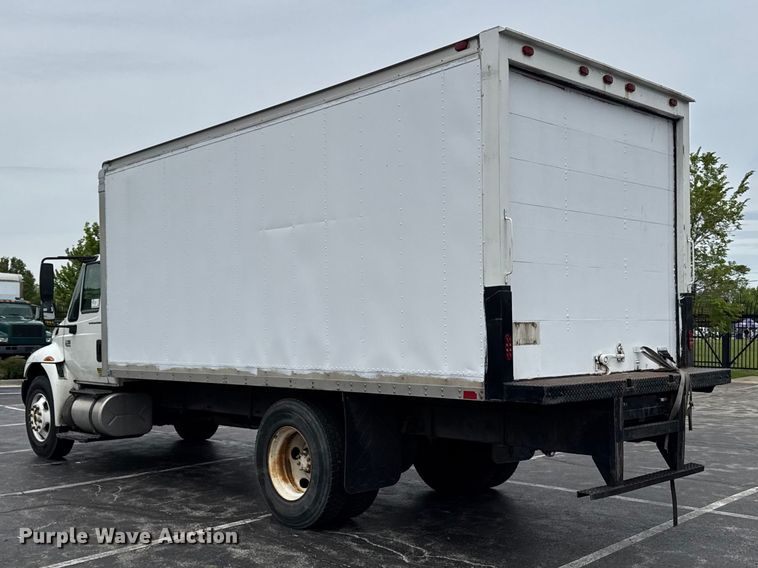 image for item EA2335 2005 International 4300 box truck
