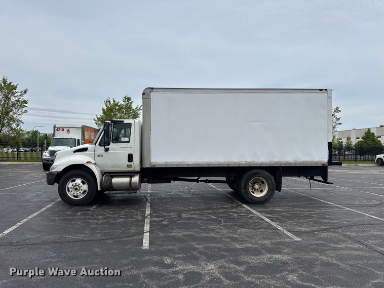 image for item EA2335 2005 International 4300 box truck