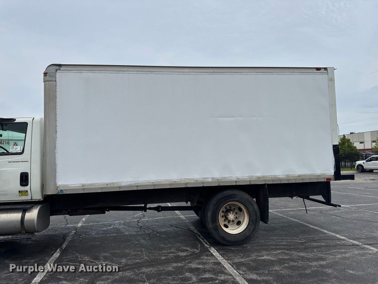 image for item EA2335 2005 International 4300 box truck