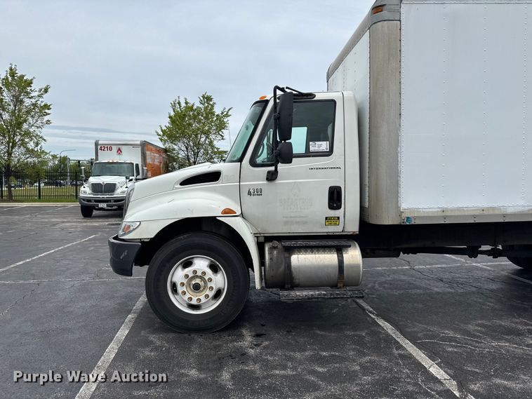 image for item EA2335 2005 International 4300 box truck