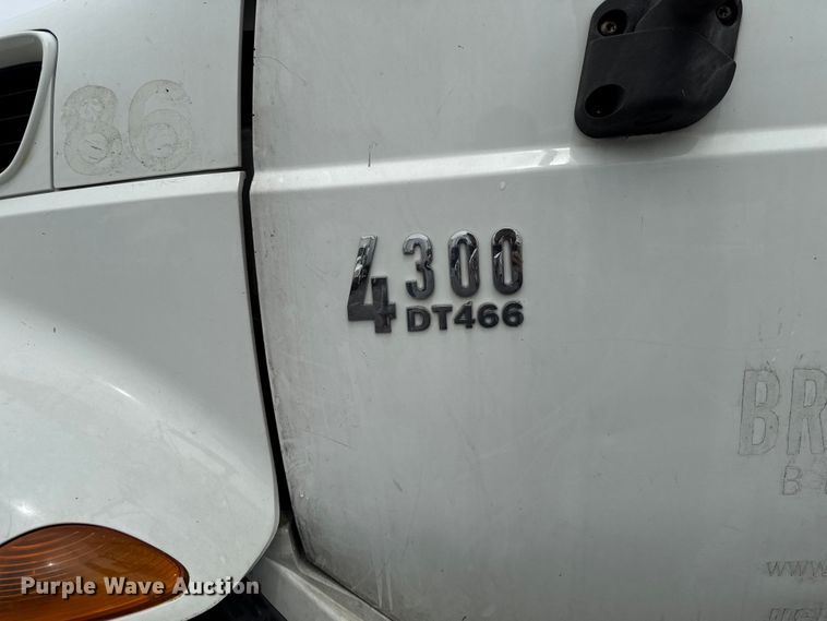 image for item EA2335 2005 International 4300 box truck