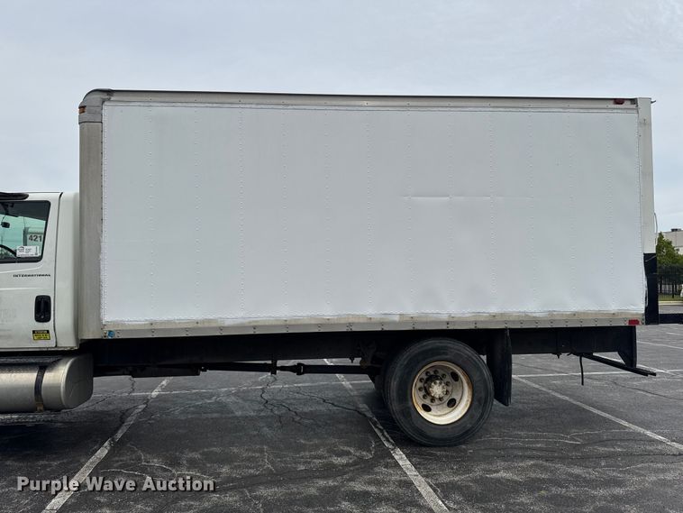 image for item EA2335 2005 International 4300 box truck