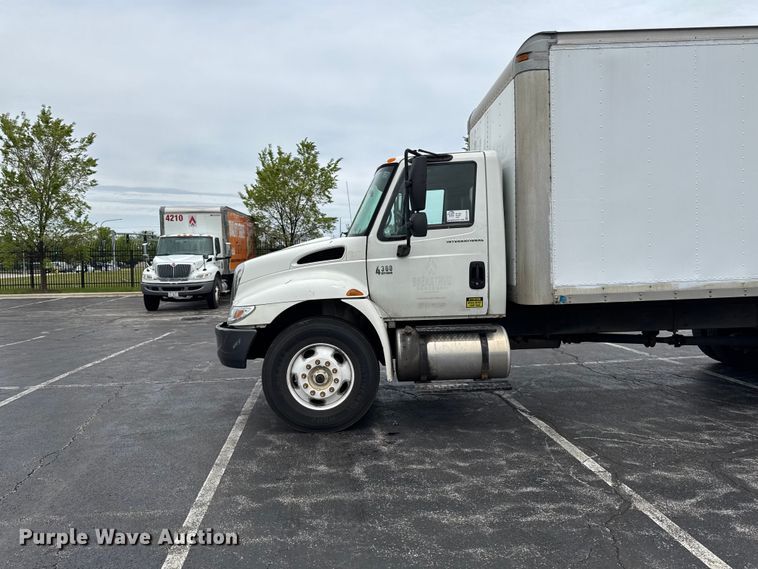 image for item EA2335 2005 International 4300 box truck