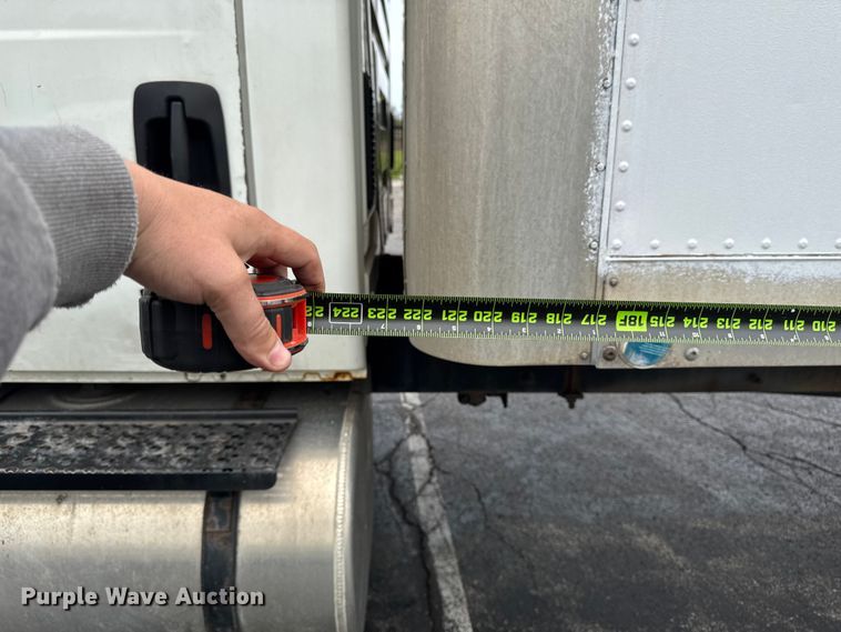 image for item EA2335 2005 International 4300 box truck