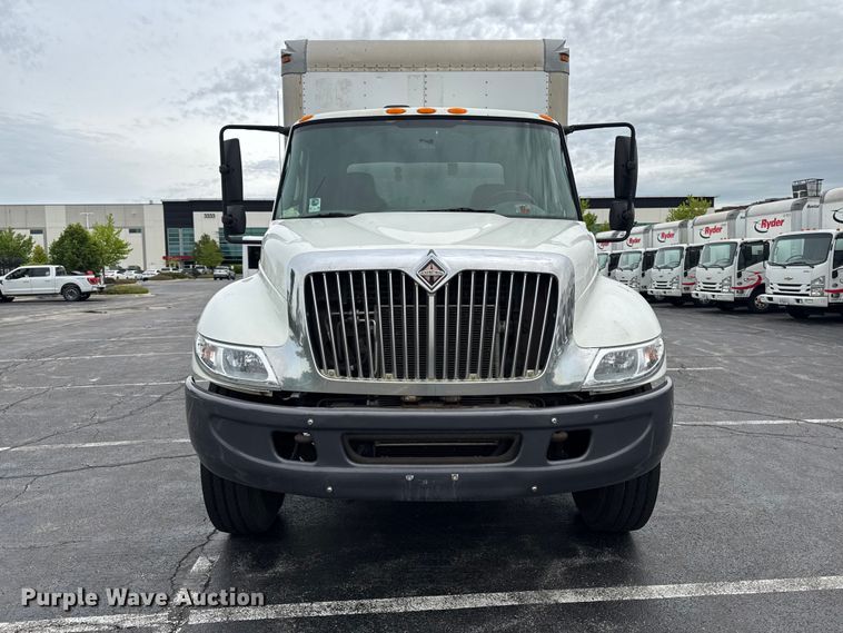 image for item EA2335 2005 International 4300 box truck