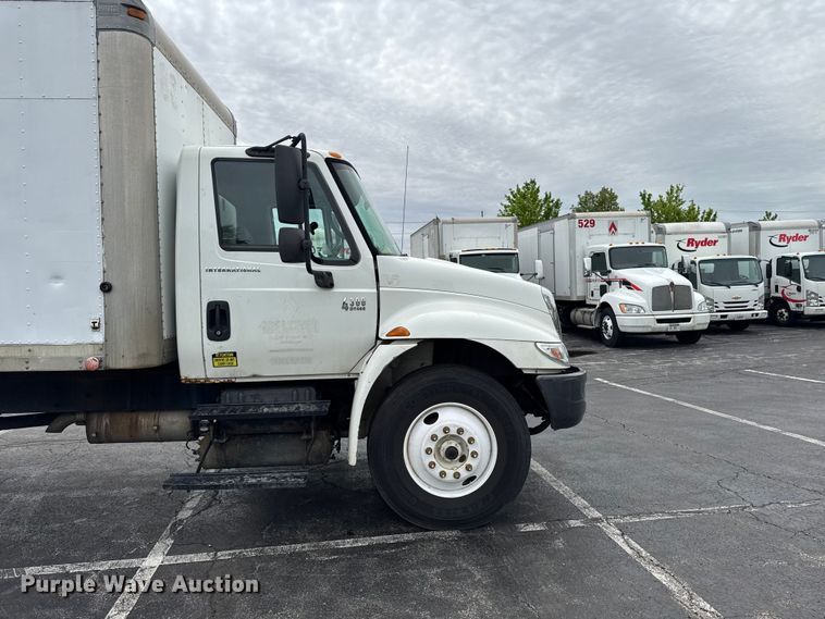 image for item EA2335 2005 International 4300 box truck