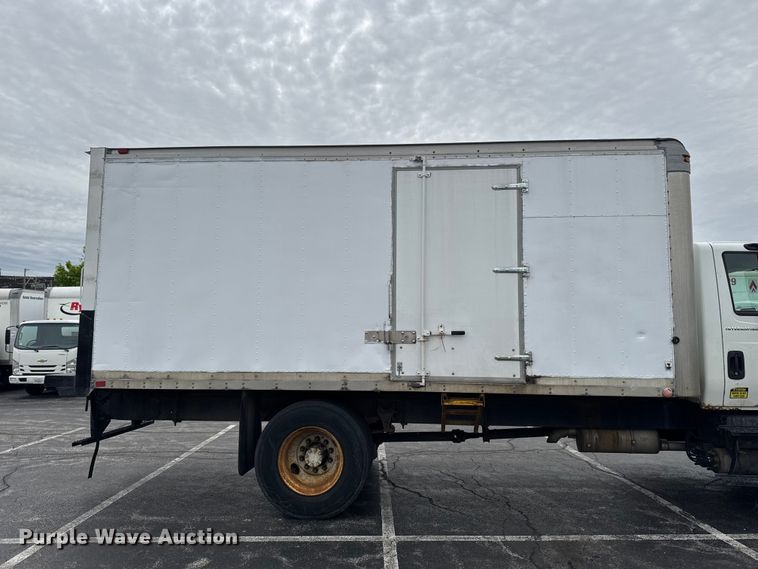 image for item EA2335 2005 International 4300 box truck