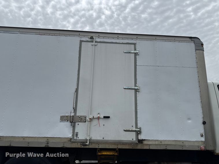 image for item EA2335 2005 International 4300 box truck